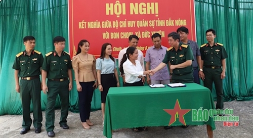 Bộ CHQS tỉnh Đắk Nông ký kết chương trình kết nghĩa với bon Choih, xã Đức Xuyên, huyện Krông Nô